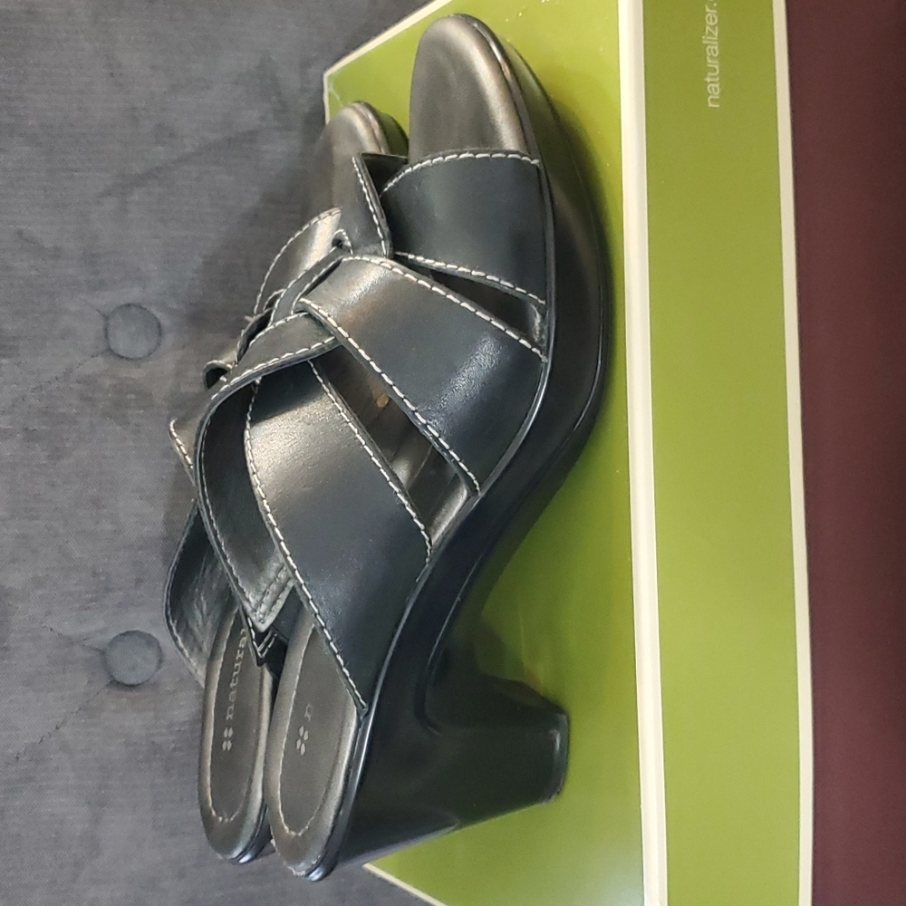 Women's Size 7.5 Naturalizer Shoes - Picture 3 of 5